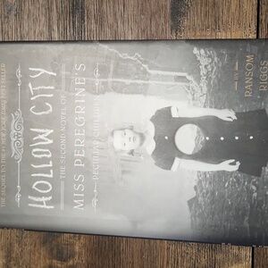Hardcover "Hollow City" by Ransom Riggs, sequel to Ms.Peregrine, fantasy fiction